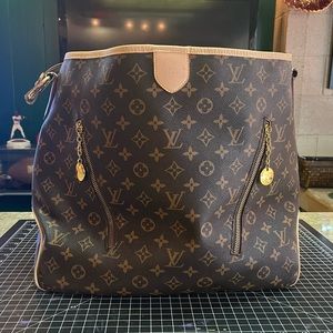 Women’s designer purse handbag New York City Canal Street Looey LV